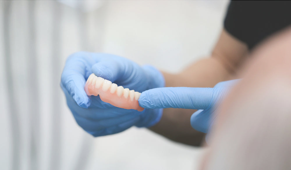 ¿Cómo limpiar la dentadura postiza para mantenerla como nueva?